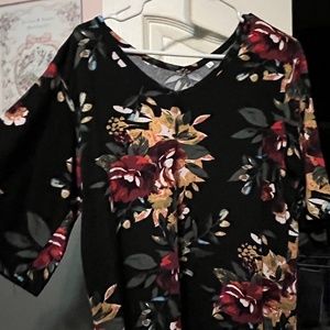 Boutique stretchy v-neck shirt-Size Large